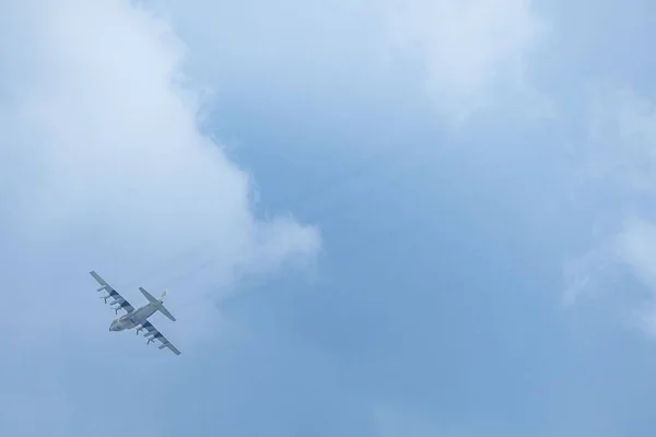 Nízký Úhel Letadla Zamračené Obloze Zanechává Sebou Kondenzátory — Stock fotografie