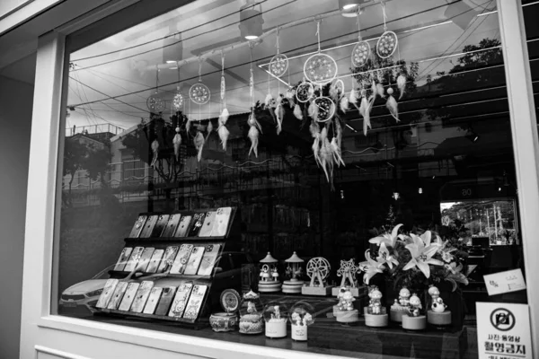 釜山甘川文化村一家纪念品店的灰度 — 图库照片