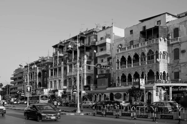 Régi Történelmi Épületek Autók Szürke Skálája Halad Végig Utcán Kairóban — Stock Fotó