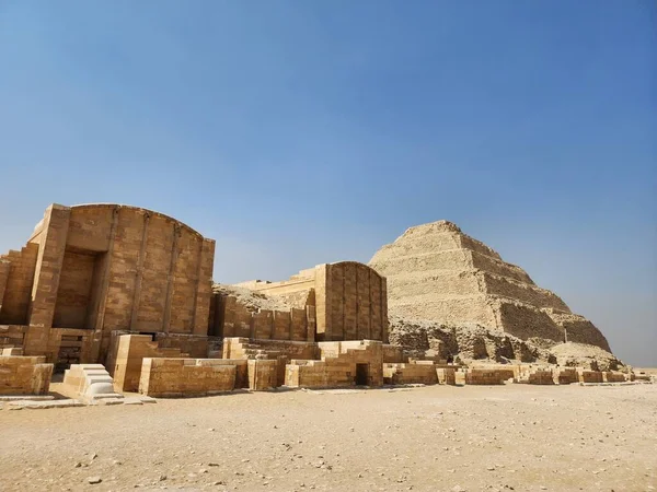 Шаговые Пирамиды Некрополе Саккара Египте Против Ясного Голубого Неба — стоковое фото