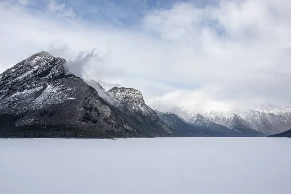 Una Vista Aérea Hermosas Montañas Invierno Alberta Canadá —  Fotos de Stock