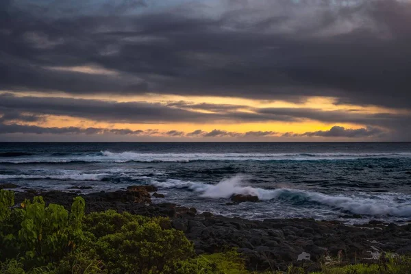 日落时分夏威夷考艾岛海岸线的美丽景色 — 图库照片