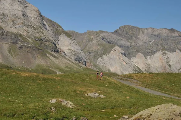 Grupp Turister Som Utforskar Katalanska Pyrenéerna Med Höga Klippiga Berg — Stockfoto