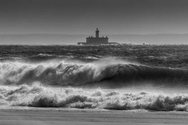 Сірий Знімок Сильних Океанічних Хвиль Маяком Задньому Плані — стокове фото