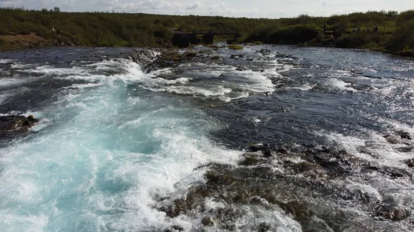 Сонячний День Брекускогурі Ісландія Скелі Протікає Пейзаж Блакитної Води Водоспаду — стокове фото
