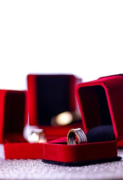 Ένα Κάθετο Πλάνο Από Χρυσά Δαχτυλίδια Κόκκινο Κουτί Χριστουγεννιάτικο Δώρο — Φωτογραφία Αρχείου
