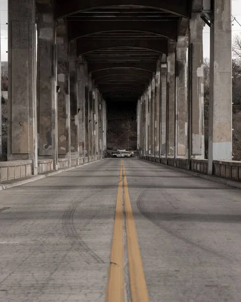 Μια Ευθεία Παράλληλες Γραμμές Δρόμος Μεταξύ Λίθινων Στηλών Για Αυτοκίνητα — Φωτογραφία Αρχείου