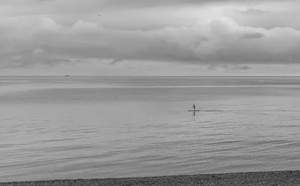 Ένας Άντρας Στη Σανίδα Του Σερφ Στη Θάλασσα Πάνω Έναν — Φωτογραφία Αρχείου
