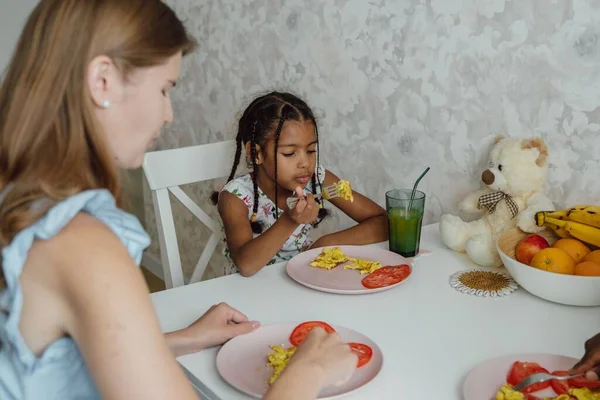 Nahaufnahme Einer Mutter Und Ihrer Tochter Beim Gemeinsamen Essen — Stockfoto