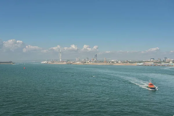 Una Vista Del Paisaje Del Barco Mar Con Ciudad Costera — Foto de Stock
