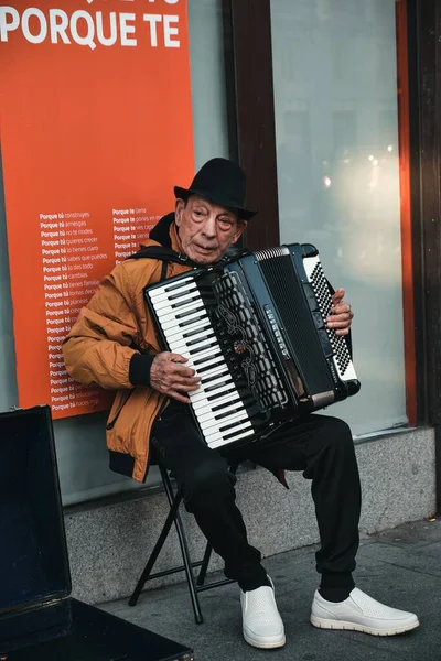 在银行前弹奏手风琴的城市艺术家 — 图库照片