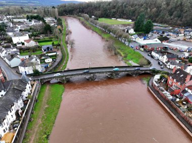 Nehrin üzerindeki Usk köprüsünde giden arabaların hava görüntüsü.