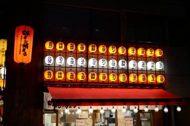 Japonya, Tokyo 'da bir restoranın yakınındaki ışıklı fenerlerin yakın plan çekimi.
