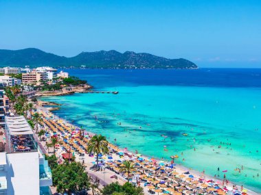 Güneşli bir günde plajın havadan görünüşü