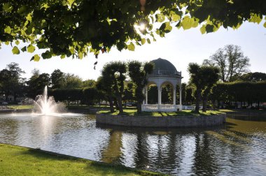 Estonya Tallinn 'deki Kadriorg Parkı' nın yemyeşil bir göleti ile çevrili güzel bir manzarası var.