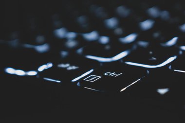 Bir dizüstü bilgisayarın klavyesindeki kontrol düğmesine yakın çekim