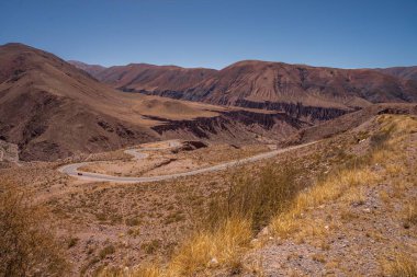 Jujuy, Arjantin 'deki Purmamarca köyündeki Cuesta de Lipan vadisi.
