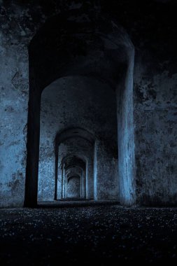 Beton kemerli eski bir kale.