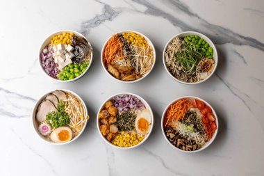 Misket masasının üzerinde nefis bir dürtme kasesi manzarası