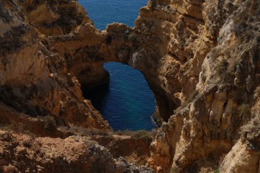 Portekiz 'in Lagos kentindeki Praia do Camilo sahilinin manzarası.