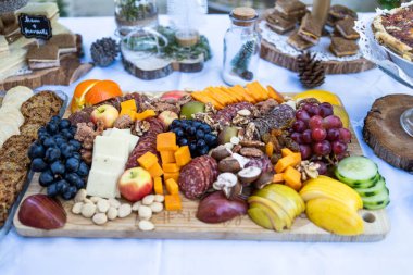 Masadaki Charcuterie 'nin yakın plan çekimi.