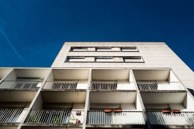 Mavi gökyüzünün altındaki beyaz bir binanın düşük açılı görüntüsü.