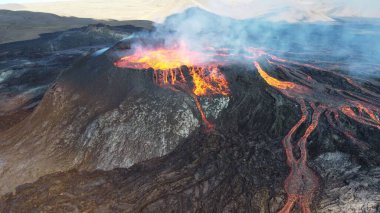 Hawaii 'deki Mauna Loa Volkanı' ndan yükselen bir yıldırım manzarası dumanı ve sisli bir gökyüzü