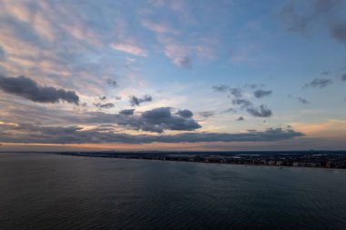 New York, ABD 'de deniz manzarası ve Long Beach' in bulutlu alacakaranlık gökyüzü altında insansız hava aracı görüntüleri.