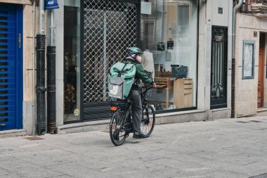 Bir süper sürücü, motosikletli müşterilere yemek götüren bir sürücüyü yer.