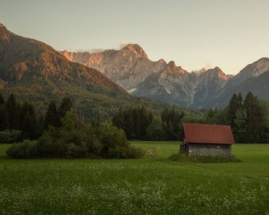 Slovenya 'daki İtalya sınırına yakın bir kulübe