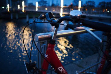 Caddedeki bir bisikletin yakın plan fotoğrafı.