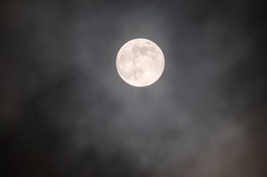 Parlak ay sislerin arasında