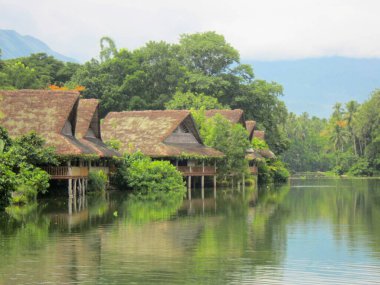 Su Kulübeleri Laguna, Filipinler 'in manzaralı bir çekimi.