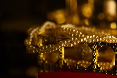 Kutudaki güzel kolyenin yakın planda çekilmiş bir fotoğrafı.