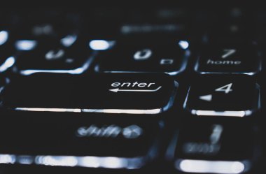 Bir dizüstü bilgisayarın klavyesindeki giriş düğmesine yakın çekim