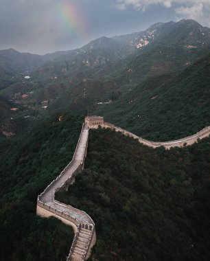 Gökkuşağının altındaki Çin Seddi 'nin dikey görüntüsü.