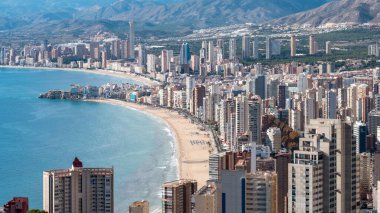 Benidorm şehri ve İspanya 'nın Akdeniz kıyılarının büyüleyici manzarası (Alicante, Valencia)