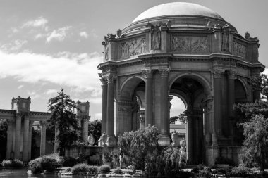 Güzel Sanatlar Sarayı 'nın gri tonlu bir görüntüsü