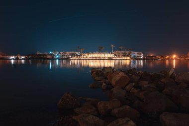 El Gouna gölünün gece manzaralı güzel uzun pozu.