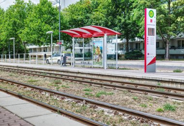 Halle an der Saale, Saksonya-Anhalt, Almanya 'daki itfaiye istasyonunda bir tren durağı