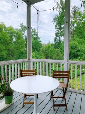 Güverte yemek, okumak, uyumak ve hatta evden çalışmak için çok rahat bir yer haline geldi..