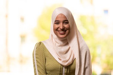 Camide namaz kıldıktan sonra gülümseyen muhteşem bir Müslüman kadının portresi.
