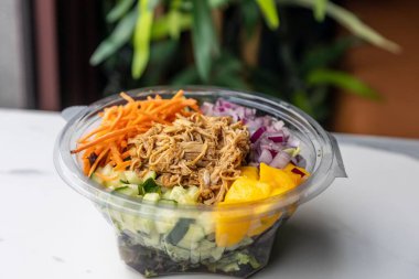 Etli ve farklı sebzeli bir kase.