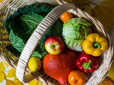 Bir sepetteki farklı meyve ve sebzelerin yakın plan çekimi.