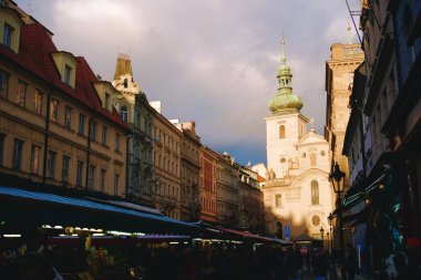 Güzel binalarla çevrili bir Havel Pazarı ve öğleden sonra Saint Gall Manastırı.