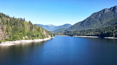 Britanya Kolumbiyası, Kanada 'daki dağların yakınındaki Capilano Gölü' nün güzel bir manzarası