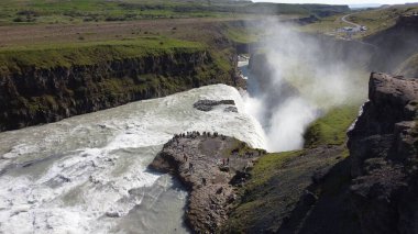 İzlanda 'nın güneybatısındaki Hvita nehrinin kanyonunda güneşli bir günde Gullfoss Şelalesinin manzarası.