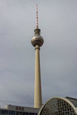 Berlin, Almanya 'daki Alexanderplatz' daki ünlü televizyon kulesinin dikey görüntüsü.