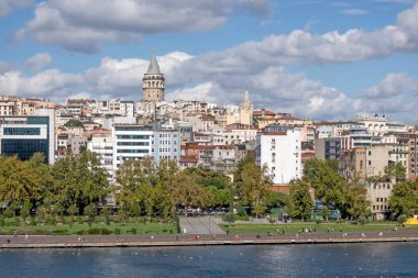 Türkiye 'nin İstanbul kentinde deniz kenarındaki modern binaların düşük açılı manzarası