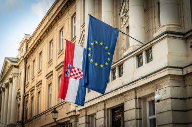 Hırvatistan 'ın Zagreb kentindeki Hırvat Parlamento Sarayı önünde asılı Hırvat ve AB bayrakları